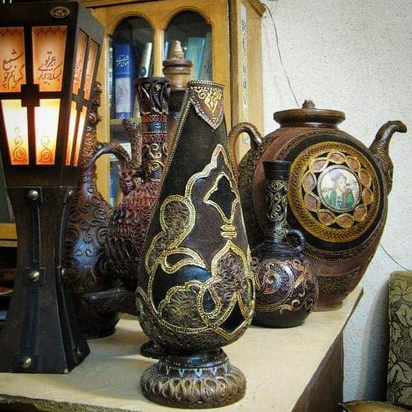 مجموعه ظروف و اشیای تزئینی با پوشش نقش‌دار