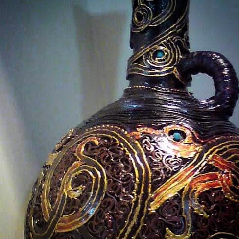 نمای نزدیک از سطح یک ظرف تزئینی
